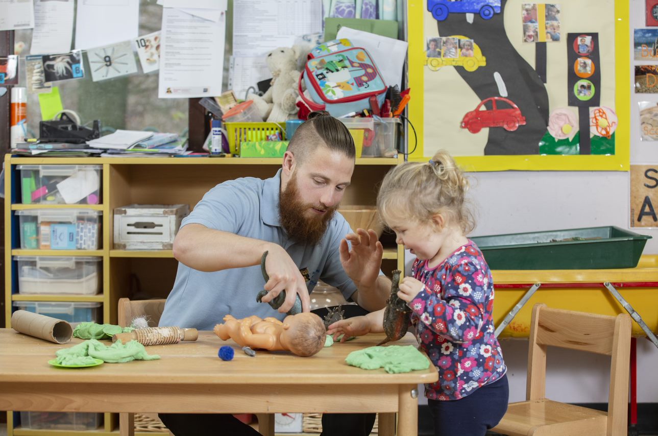 gendereye-uk-early-years-sector-image-male-worker.jpg