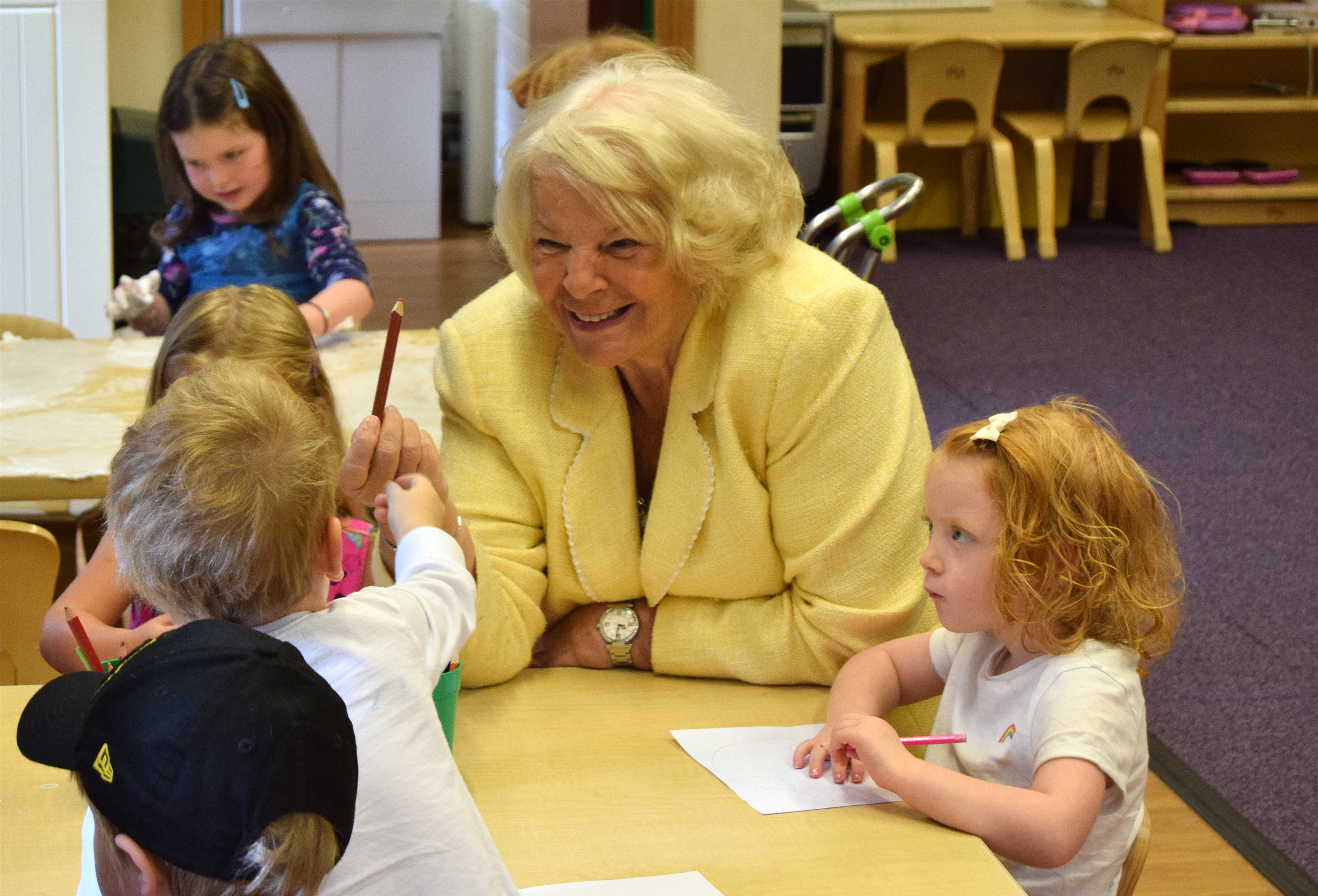 margaret-mason-meets-the-children-at-buckinghams.jpg