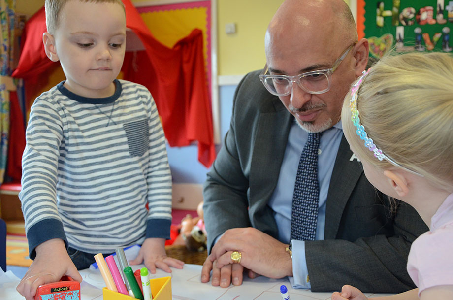 nadhim-zahawi-with-nursery-children-busy-bees-leamington.jpg