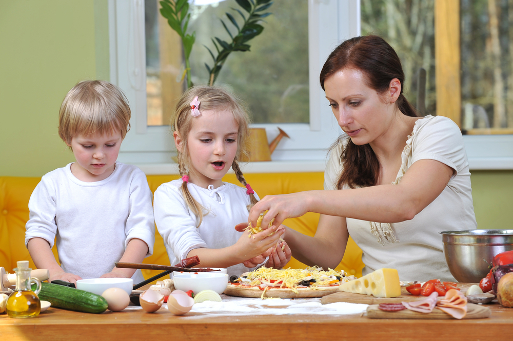 mum-and-kids-making-pizza.jpg