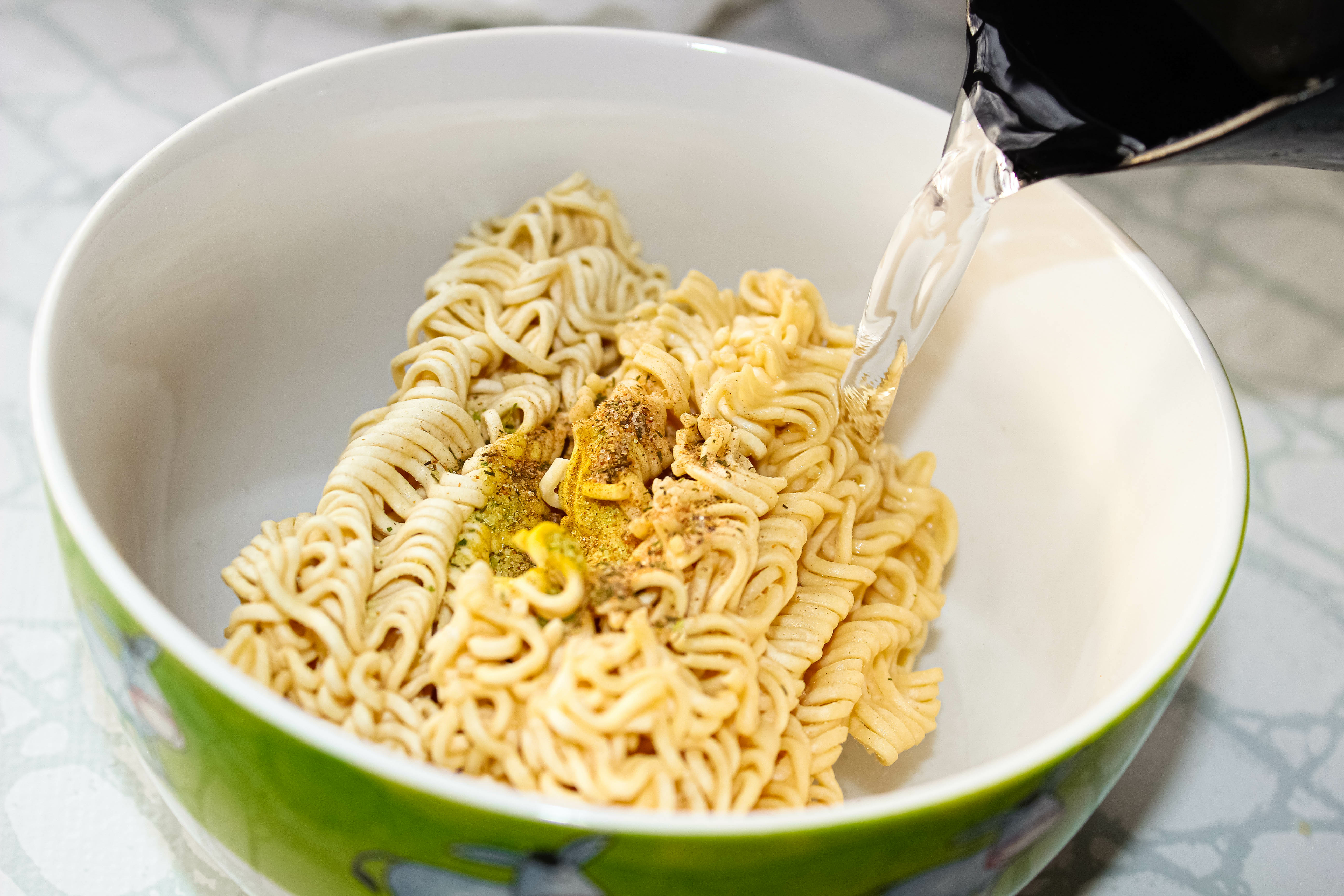 adobestock_339100363-kettle-instant-noodles.jpeg