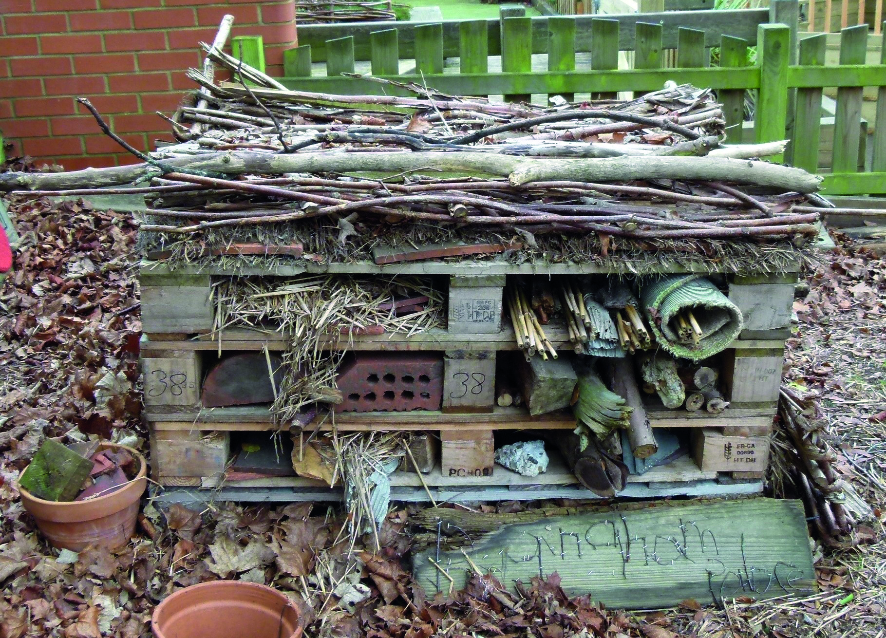 new-project-bug-hotel-pallet.jpg