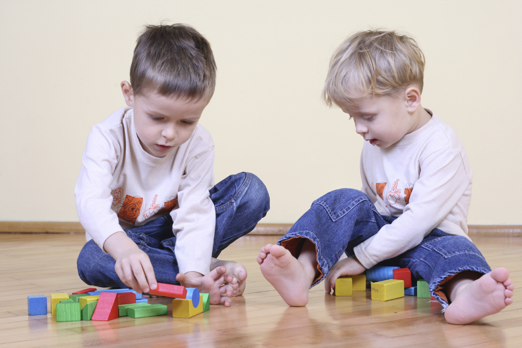 boys-playing-with-small-bricks.jpg