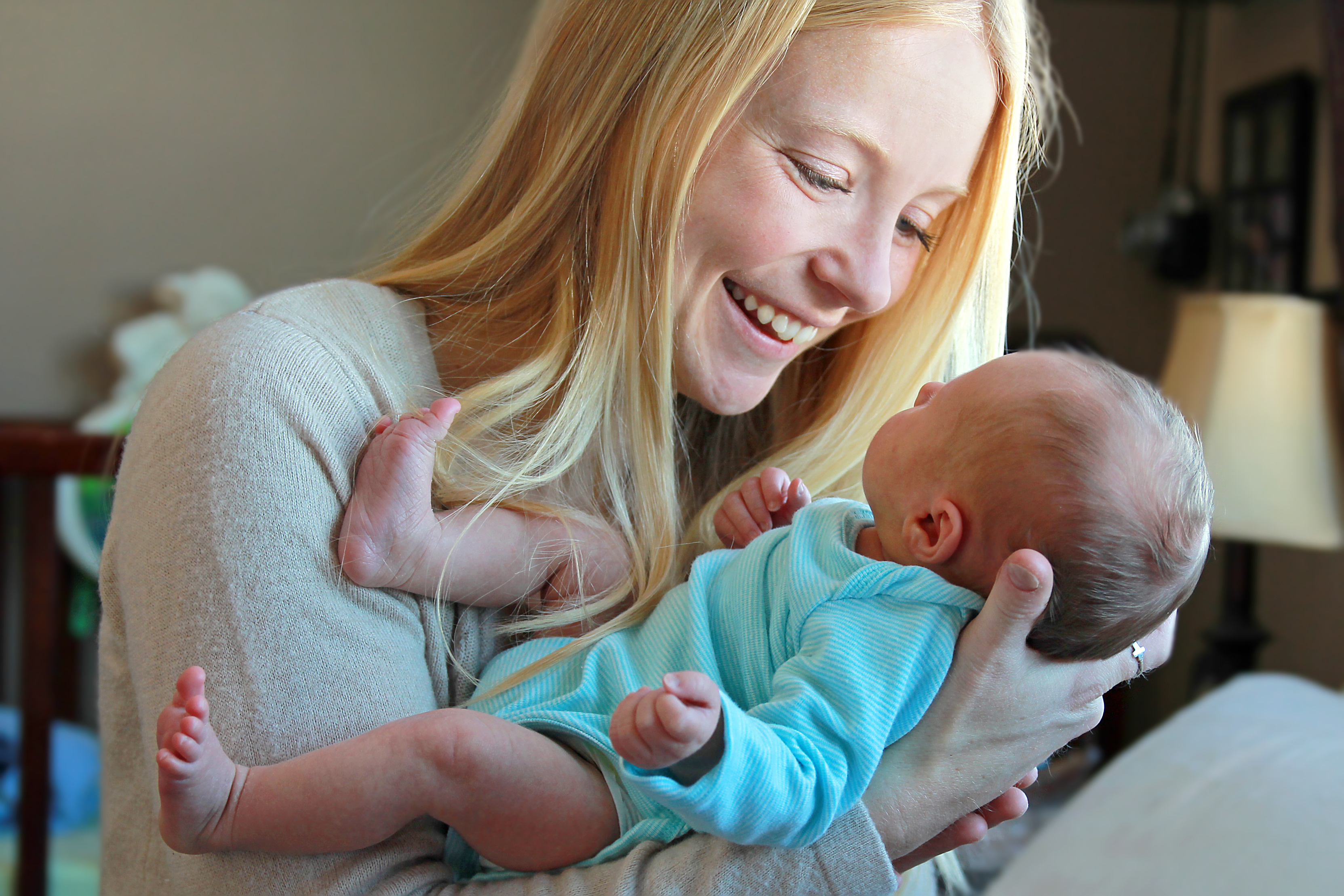 adobestock_80360422_mum-and-newborn.jpeg